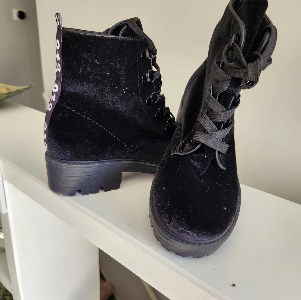 New Kendall + Kylie 8 Stylish Black  Boots Y2k Grunge‎ Goth velvet